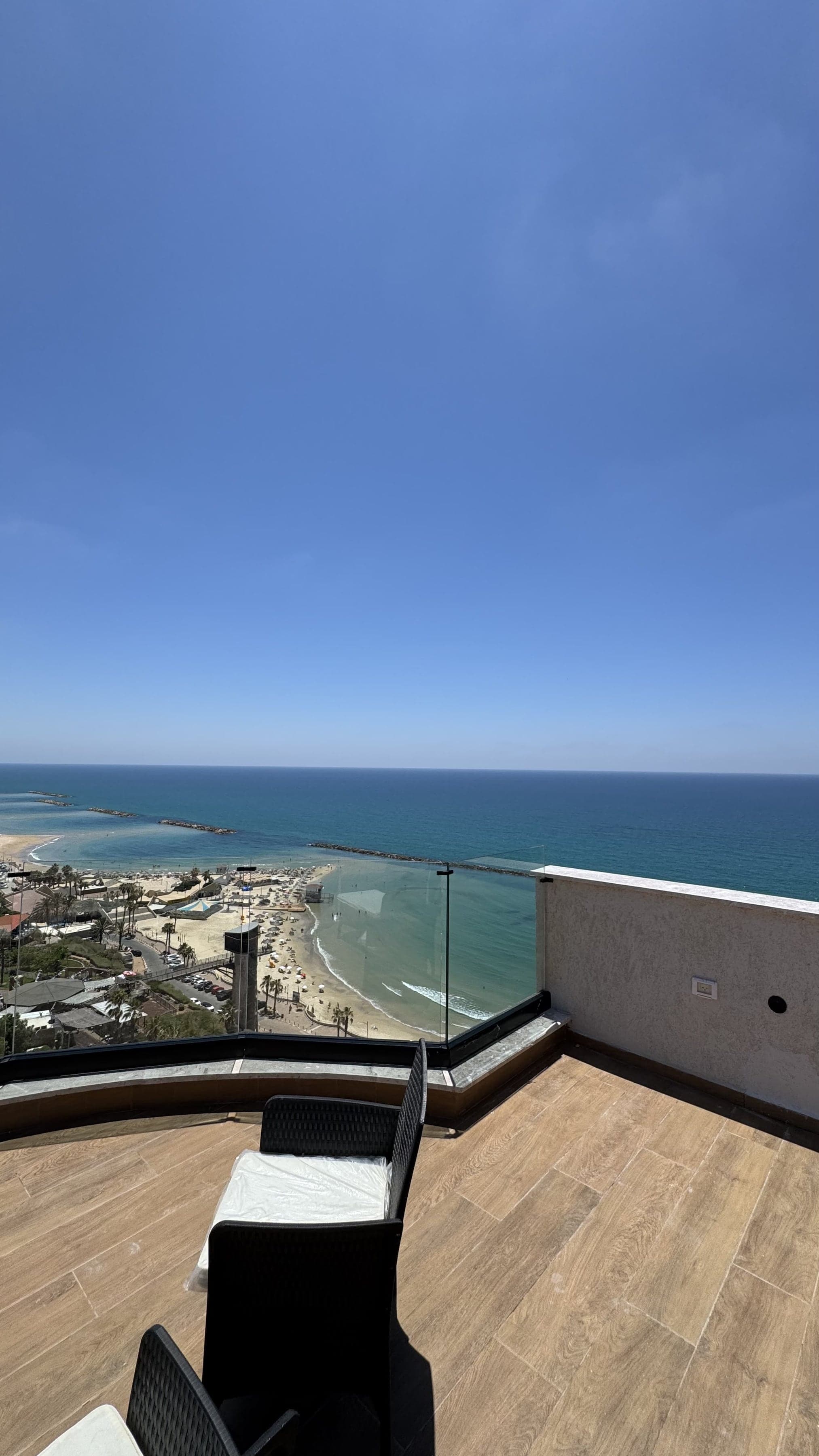 מרפסת הגג של המיני פנטהאוז עם פינת אוכל, מנגל ונוף לים