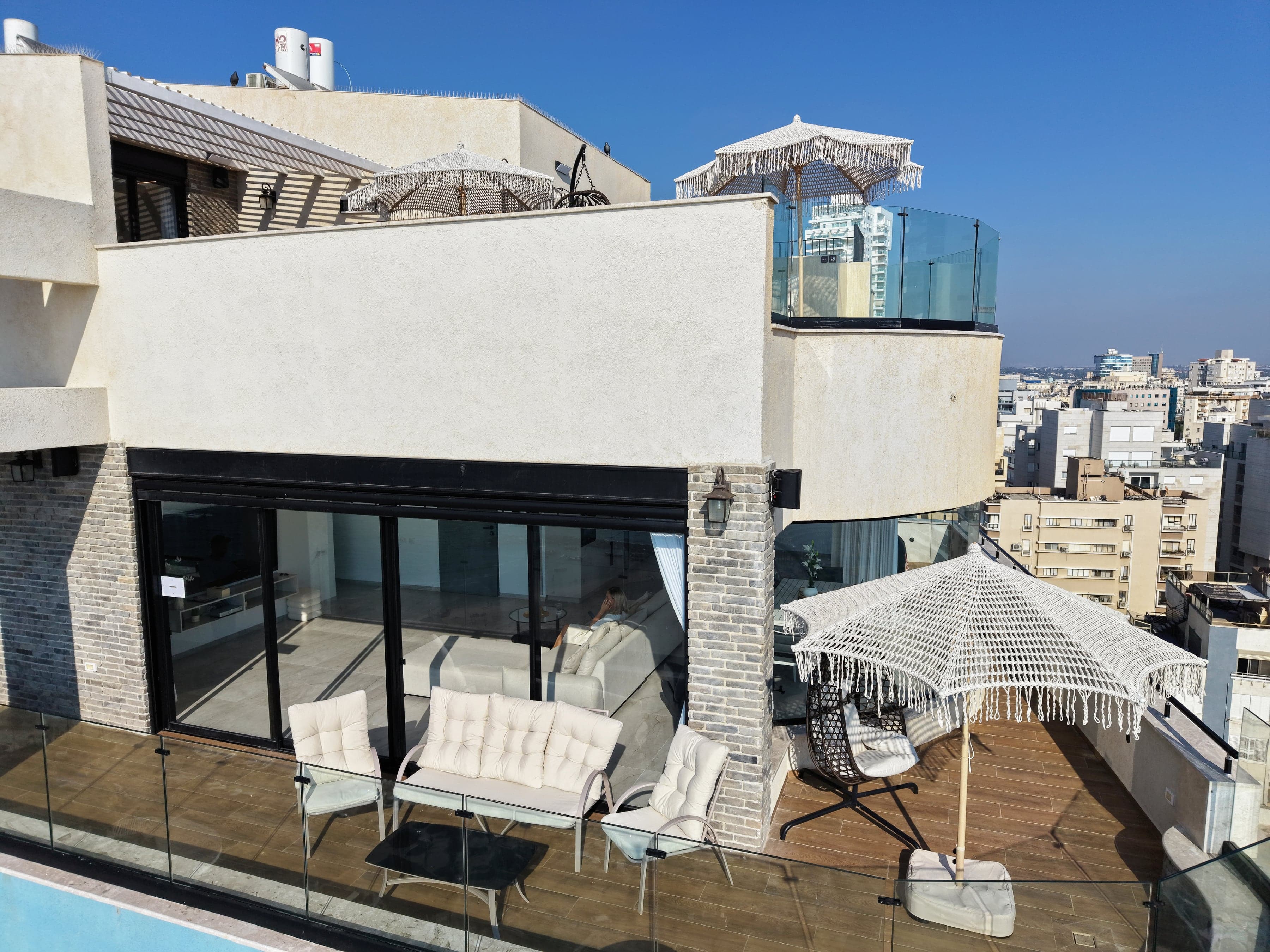 מרפסת הגג של המיני פנטהאוז עם פינת אוכל, מנגל ונוף לים