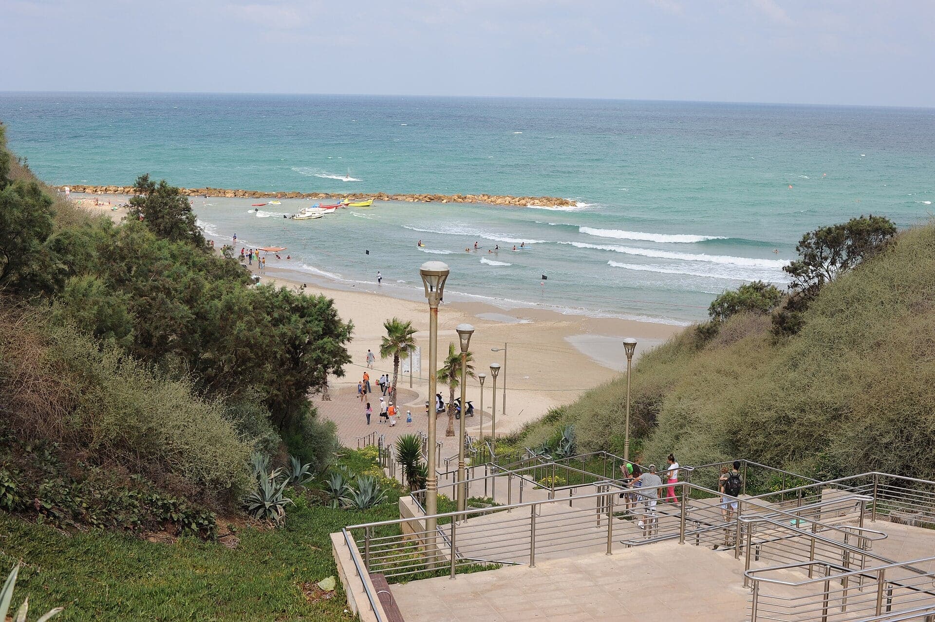 המדרגות היורדות מקצה רחוב הרצל אל חוף הרצל והים