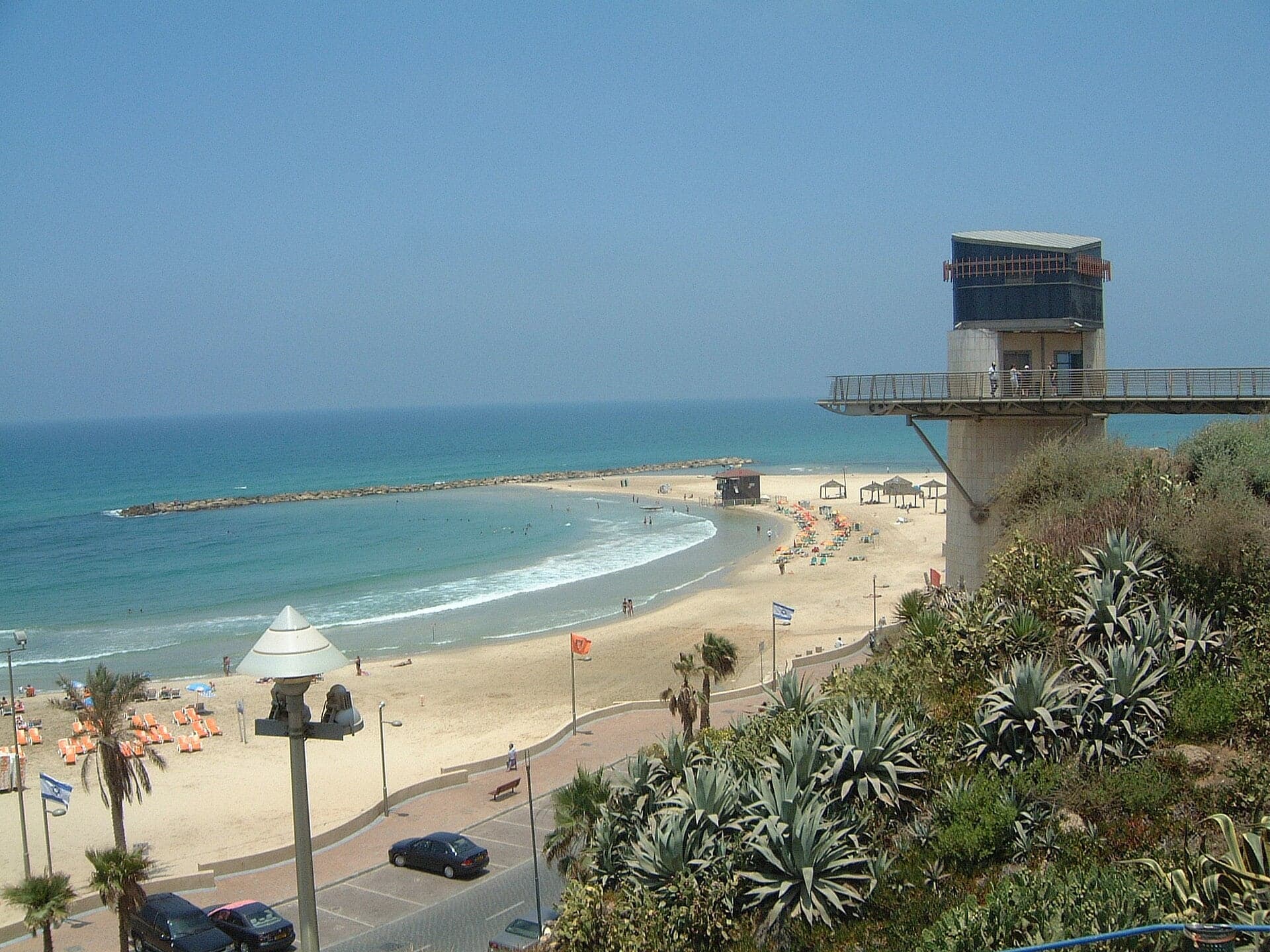 חוף סירונית והמעלית היורדת מהטיילת אל החוף