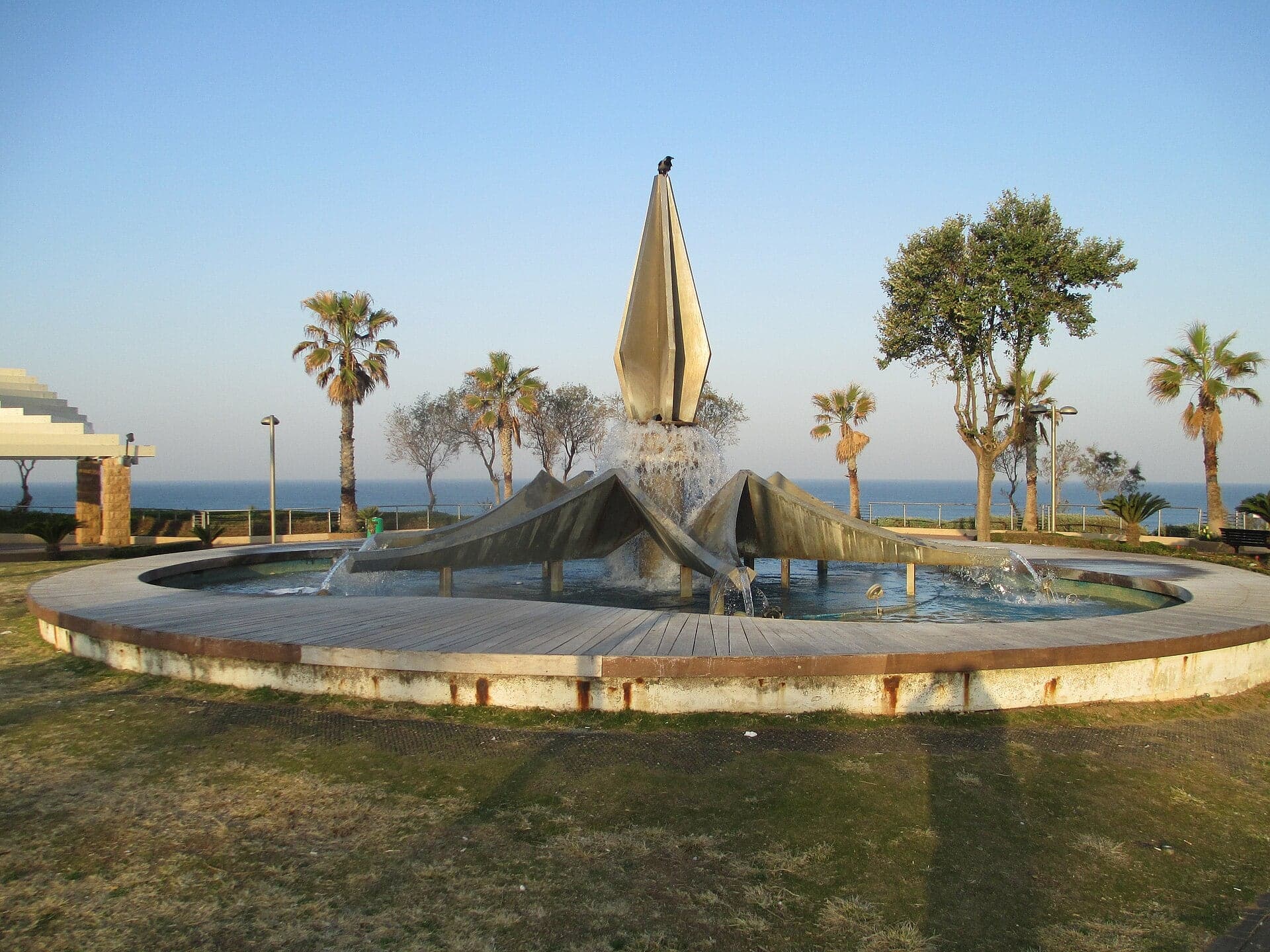 המזרקה בכיכר העצמאות בנתניה, מול הים